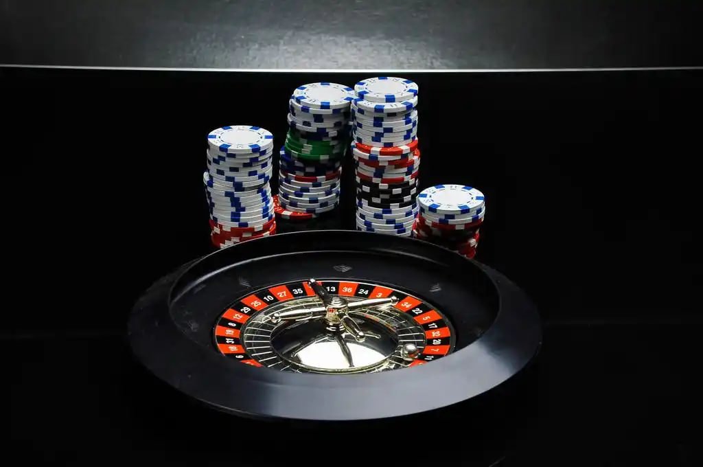 Studio American Roulette x500 dengan dealer profesional dan roda berkualitas tinggi